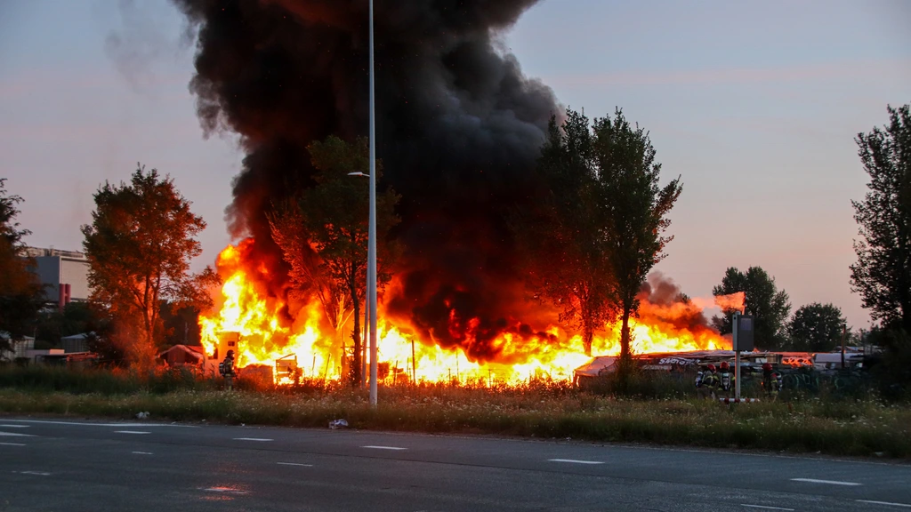 Caravans uitgebrand op afgelegen terrein Amsterdam, bewoners in veiligheid