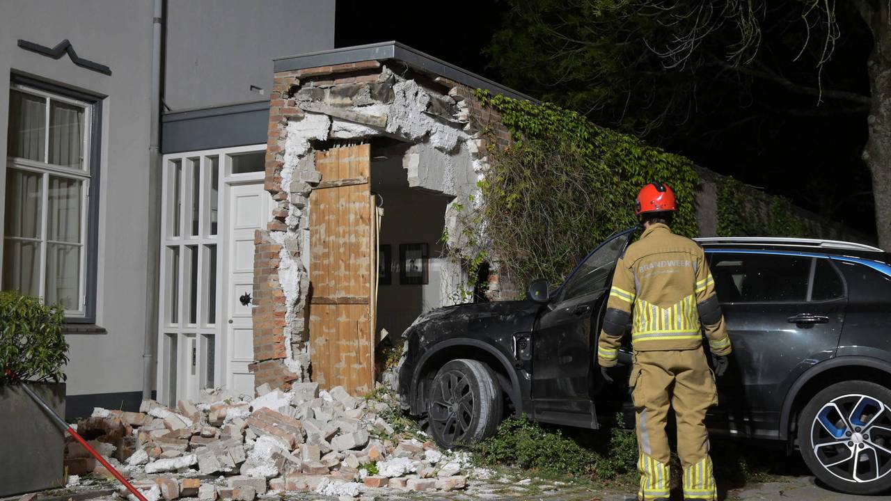 Automobilist rijdt woning binnen in Breda, bestuurder aangehouden