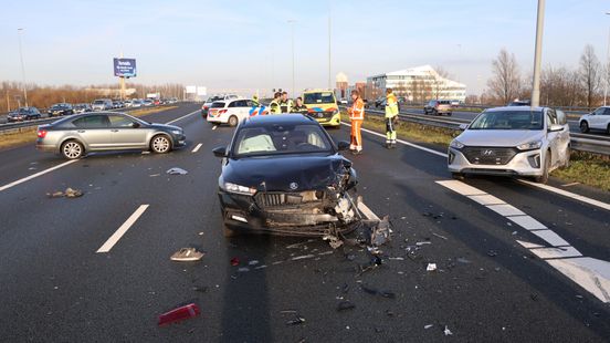 Meerdere auto's botsen op elkaar, A4 lange tijd dicht