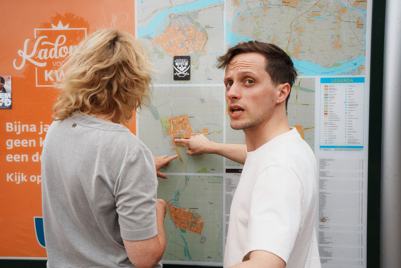 Zij wil op avontuur zonder navigatie, hij wil langs alle pins op zijn <em>must-see</em>-lijst. Ze proberen het allebei