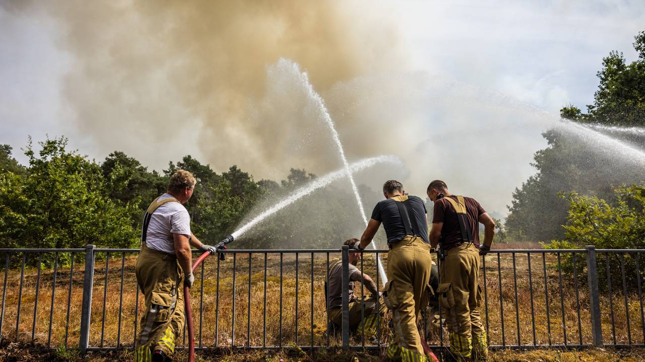 Blussen grote natuurbrand op de grens met Limburg duurt nog uren