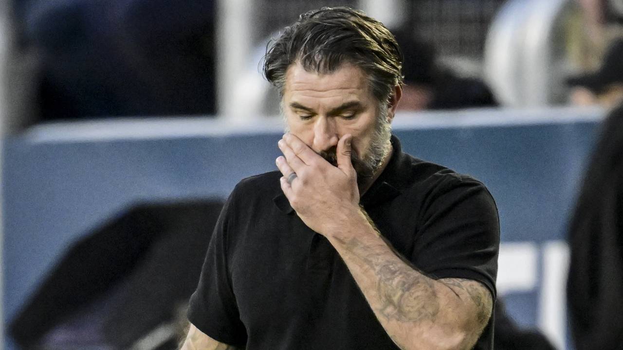 NAC-trainer Hoefkens hervat dinsdag werk nadat hij zich niet goed voelde