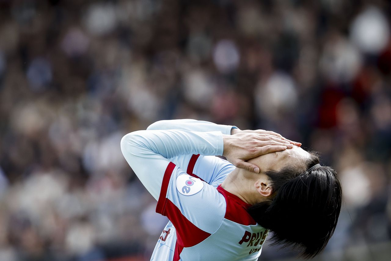 Het is voor Feyenoord een 'zwaar jaar', zegt Van Persie na nieuwe dreun in spannende strijd om plek 2