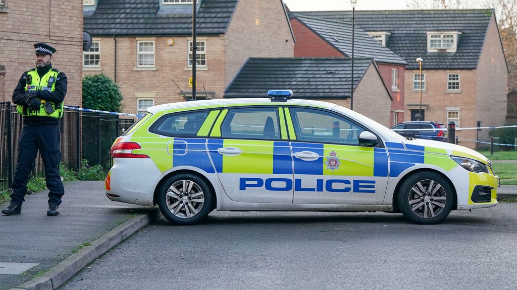 Automobilist rijdt in op voetgangers in Derby, meerdere mensen zwaargewond