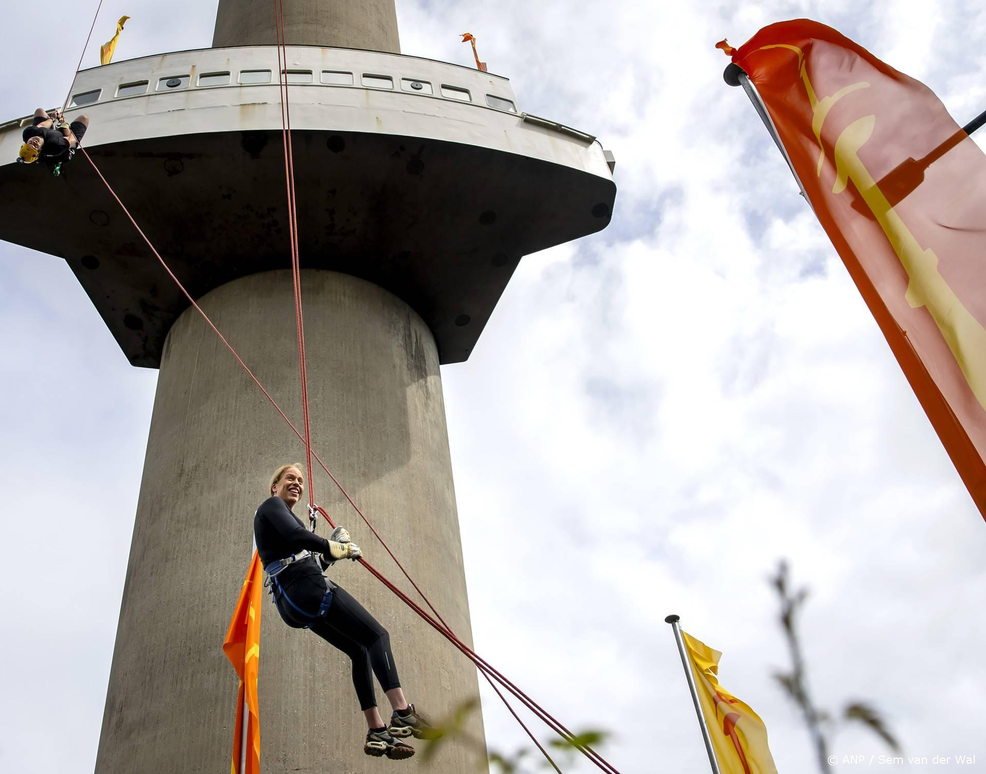 Schouten maakt met abseilen van Euromast verkiezingsbelofte waar