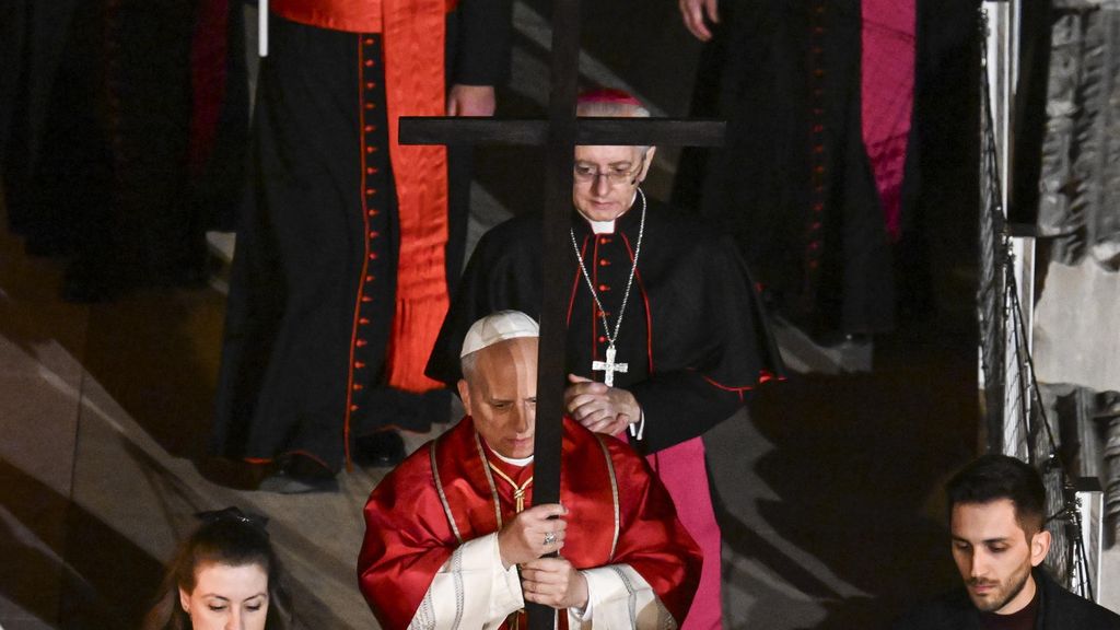 Paus Leo draagt kruis tijdens Goede Vrijdag-Kruisweg, eerste paus in tientallen jaren