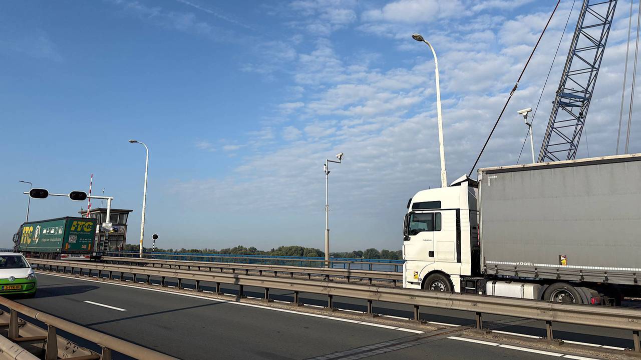 Alleen Nederlandse vrachtwagens beboet op de Merwedebrug: zo zit het