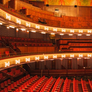 Loveseats in de loges en ledlicht voor de sfeer: Tuschinski heropent grote zaal na grootschalige renovatie