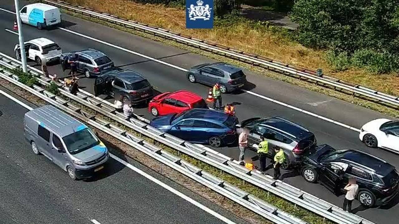 Flinke vertraging door kettingbotsing met zeven auto's op A58