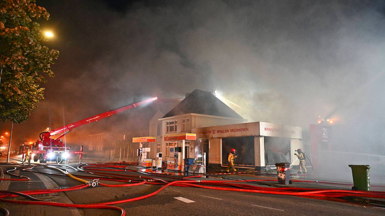 Grote brand in kringloopwinkel in Veldhoven, omgeving ruim afgezet