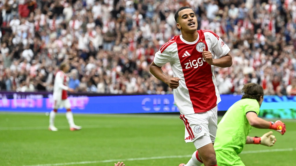 Ajax wint tussen Europese wedstrijden door oefenduel met Burnley