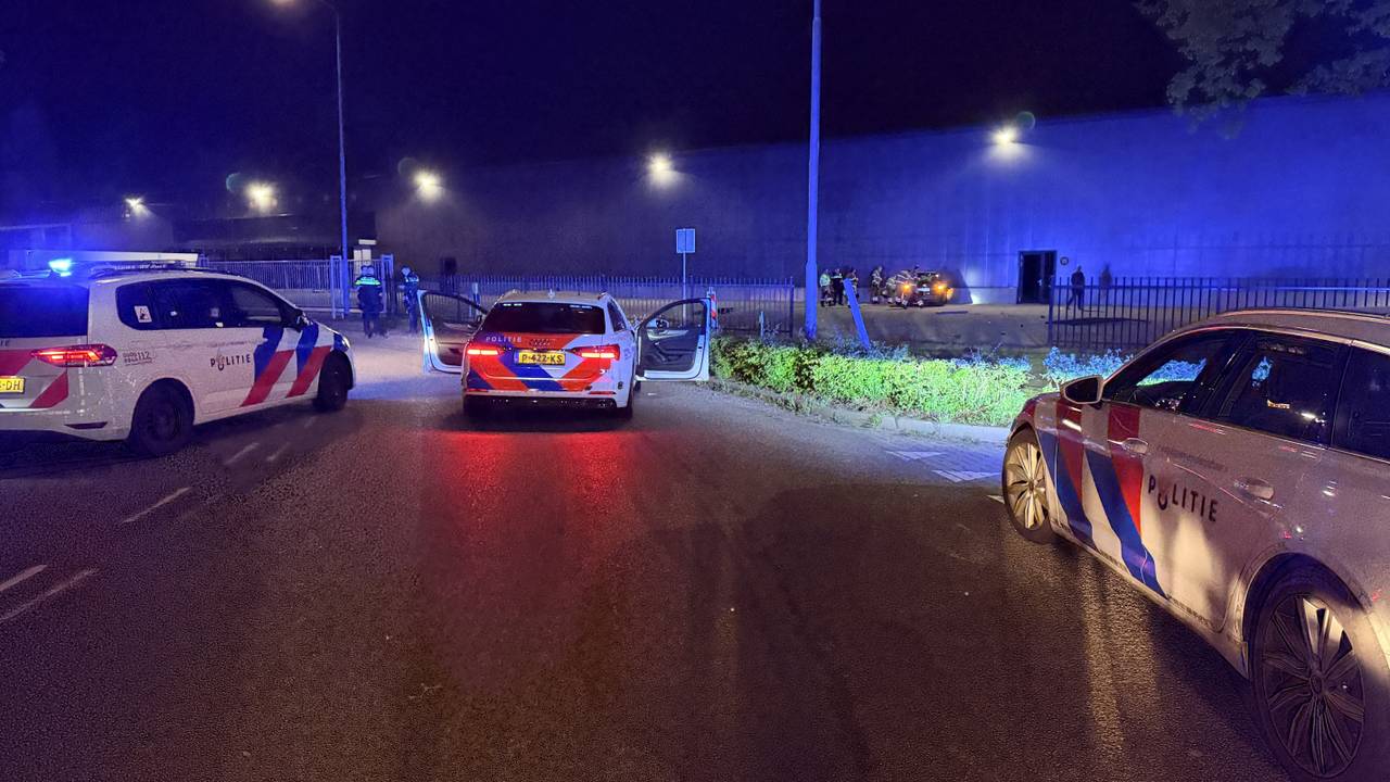 Politieachtervolging eindigt in botsing tegen gebouw, bestuurder opgepakt