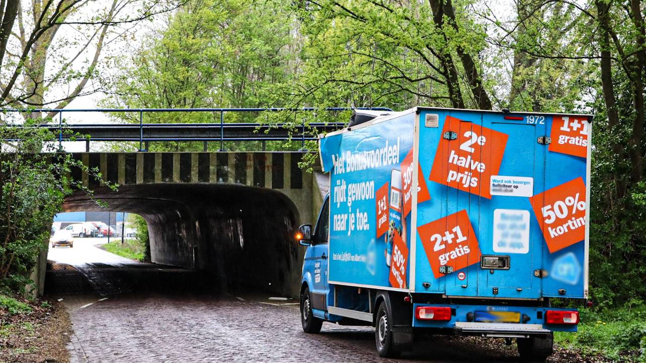 Bezorger rijdt busje kapot tegen berucht viaduct, dak scheurt open