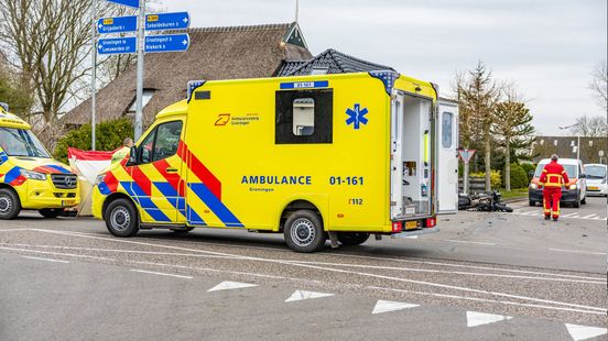 Twee zwaargewonden bij botsing tussen automobilist en motor in Grijpskerk