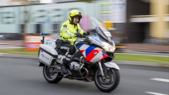Motoragent raakt gewond als scooterdief hem aanrijdt tijdens achtervolging