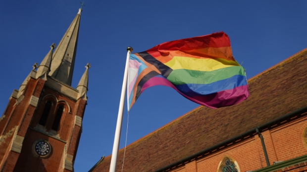 Engelse kerk zet zegen voor homostellen zeker tot najaar 2028 op pauze. Het licht gaat op oranje
