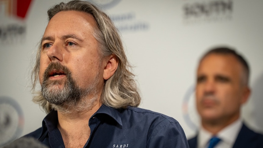 Premier says algal bloom 'gone' but fishing restrictions need to expand