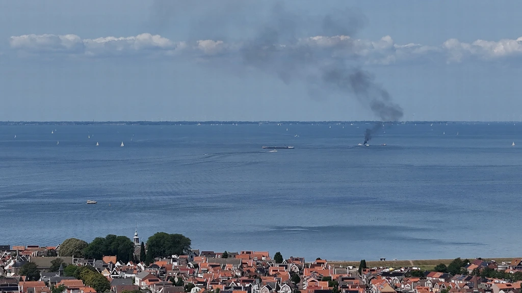 Zeilboot gezonken na brand bij Urk, twee gewonden naar het ziekenhuis