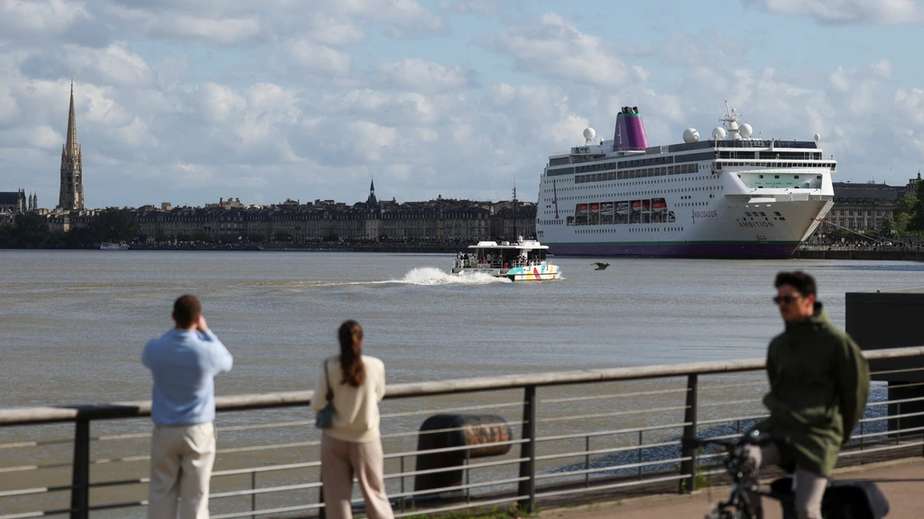 Cruiseschip met 1700 opvarenden voor anker bij Bordeaux na uitbraak norovirus