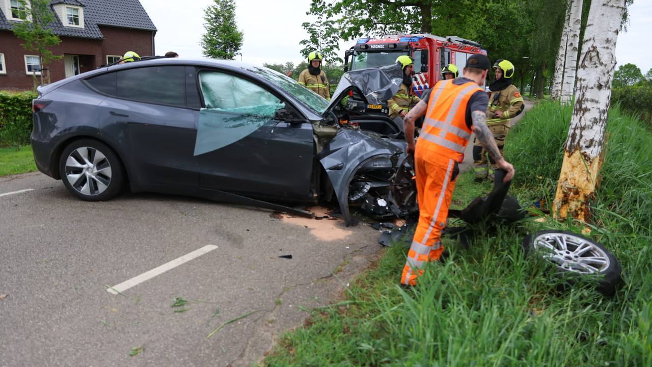 Tesla zwaar beschadigd na botsing met boom