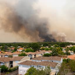 Grote natuurbrand bij Bordeaux bereikt kustdorp en bedreigt woningen