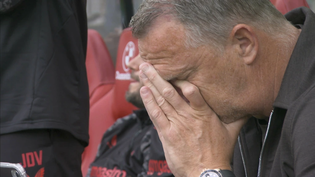 AZ scoort in blessuretijd en houdt FC Twente daarmee van derde plaats af