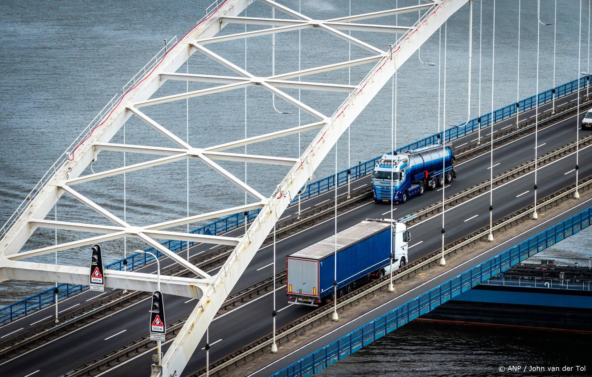 Vanaf zaterdag al handhaving verbod vrachtverkeer Merwedebrug