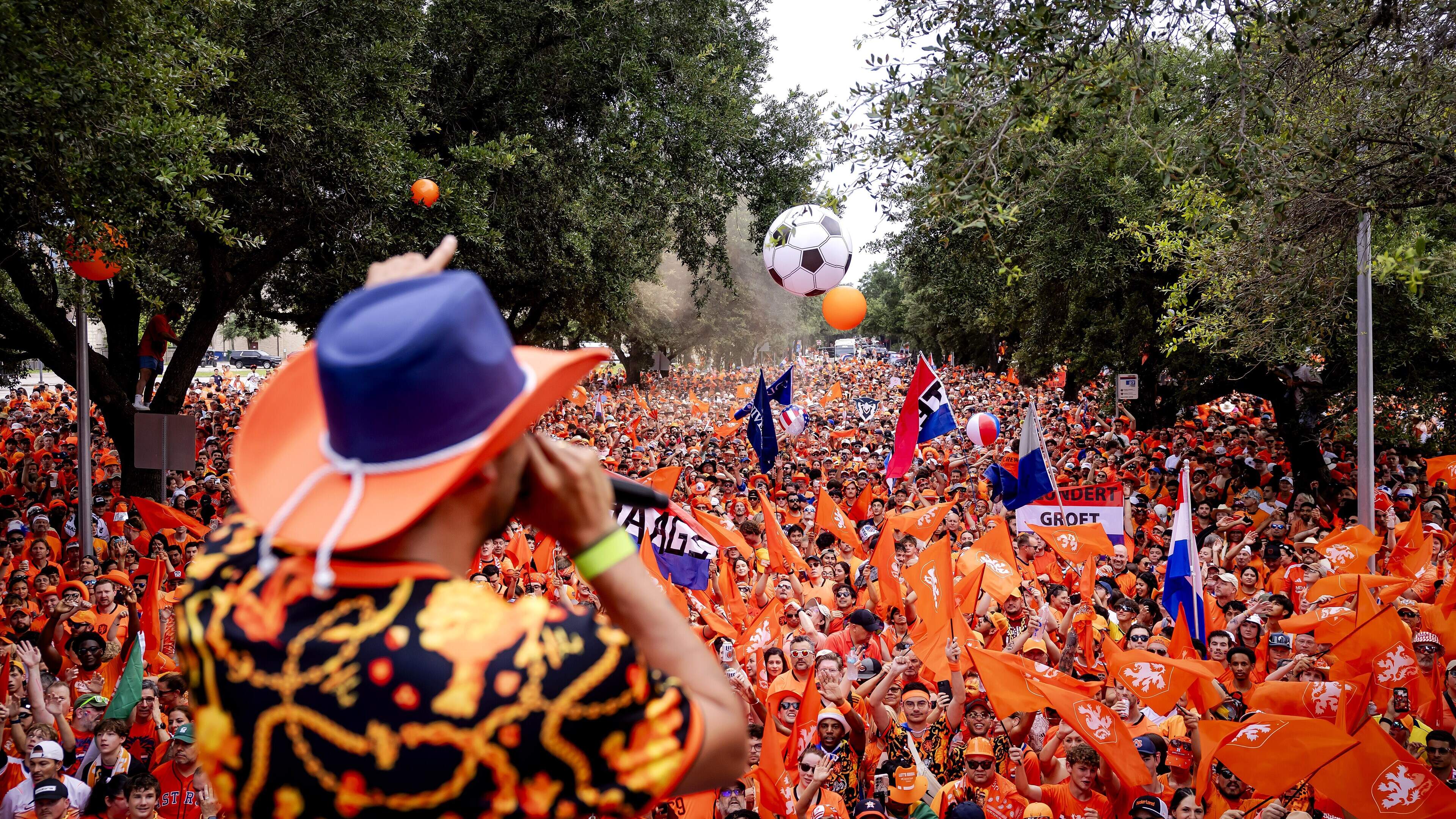 LIVE Nederlands elftal | Groot feest bij Oranjemars in bloedheet Houston: ’Dit is geweldig!’