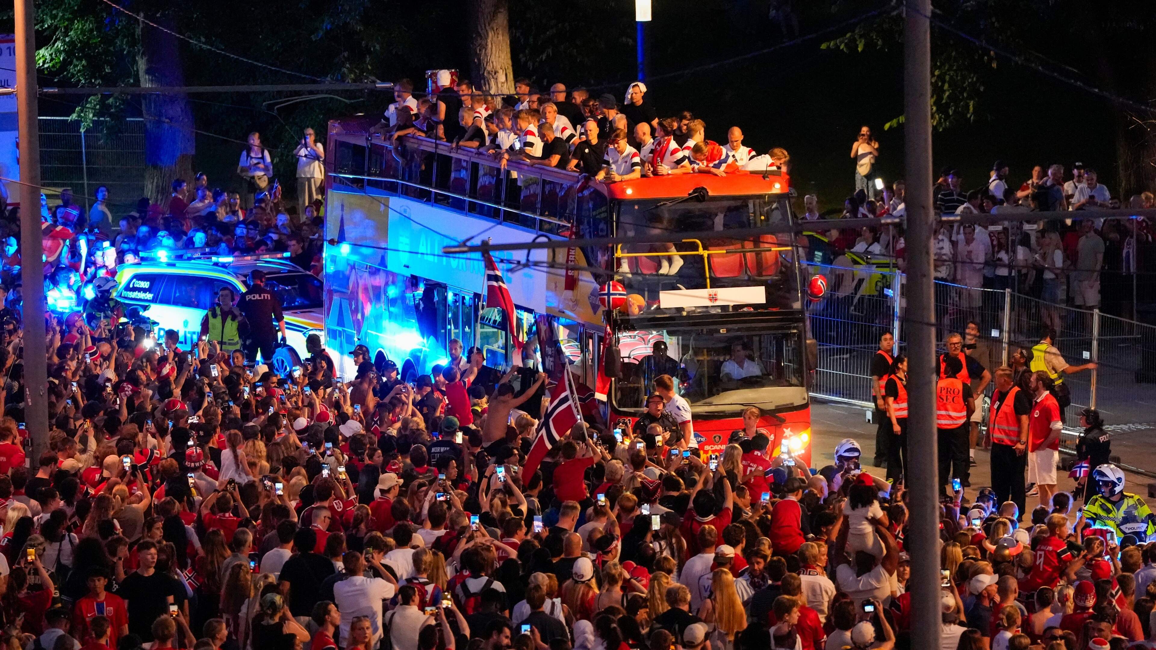 Noorse voetbalhelden in Oslo onthaald: 90.000 fans juichen mee, kroonprins Haakon slaat op trommel