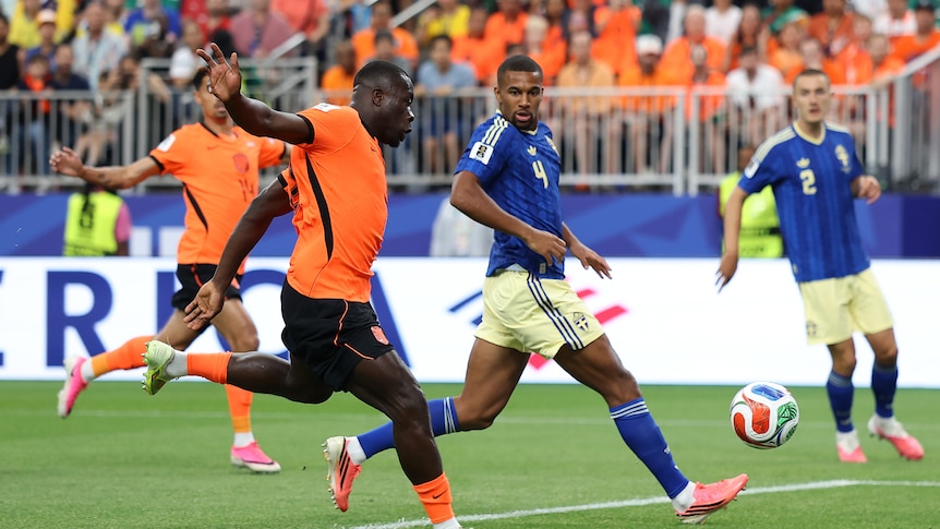 Live: Early goals put Netherlands in control against Sweden
