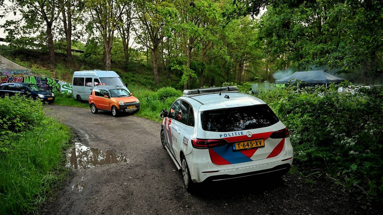 Illegale rave langs A58 in Berkel-Enschot gestopt door politie