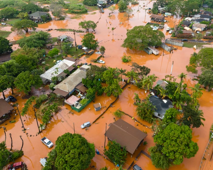 More than 230 people rescued as flash flooding hits Hawaii and fears dam could fail