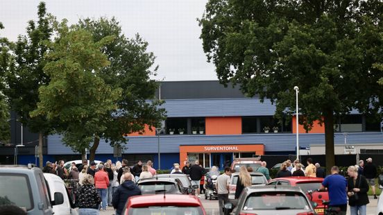 Actie bij nachtnoodopvang in Surhuisterveen: enkele honderden mensen stonden bij de Surventohal