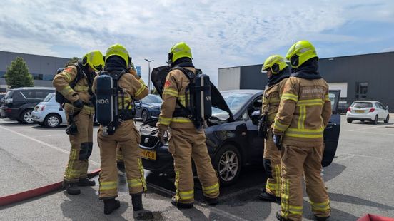 Vrouw ziet rook onder motorkap en auto vat vlam