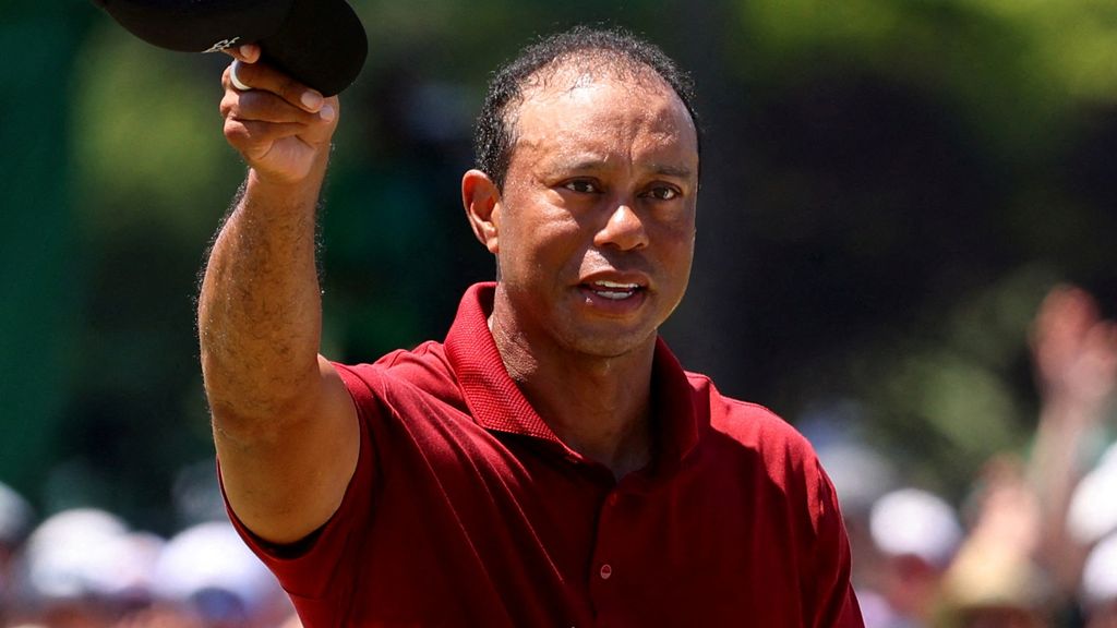 Golfer Woods gearresteerd voor rijden onder invloed na auto-ongeluk