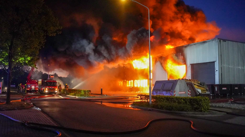 Zeer grote brand bij toetjesmaker in Ermelo, NL-Alert verstuurd vanwege rook