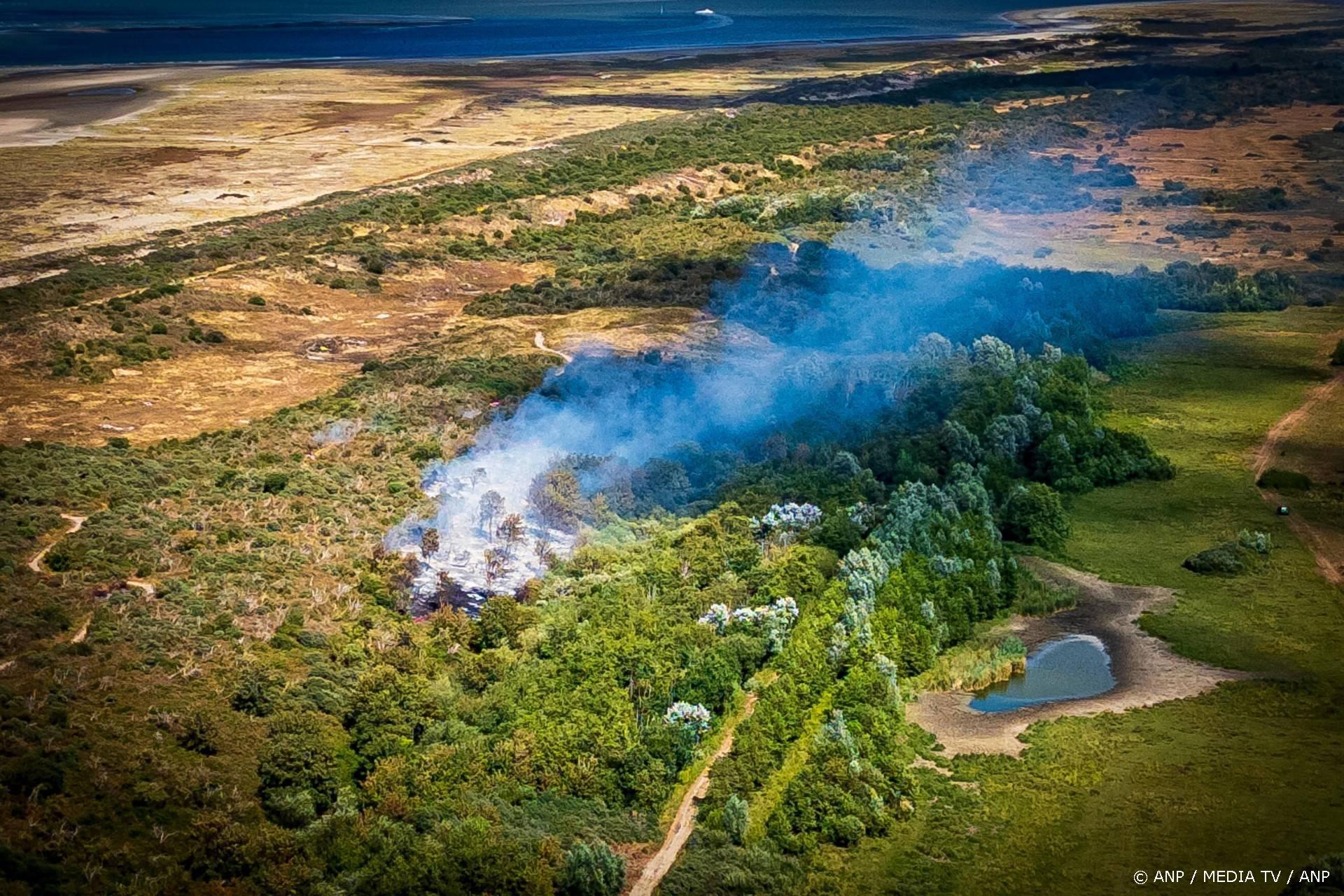 Natuurbrand in duinen bij Ouddorp laait verder op