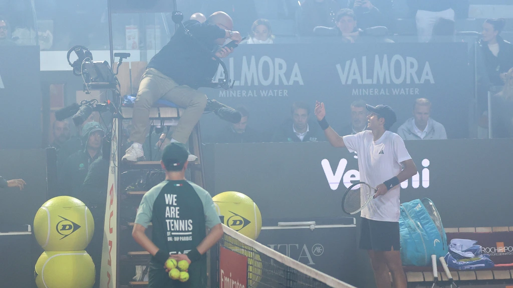 Darderi pakt pas om 2 uur 's nachts tenniszege na regen en rook van bekerfinale