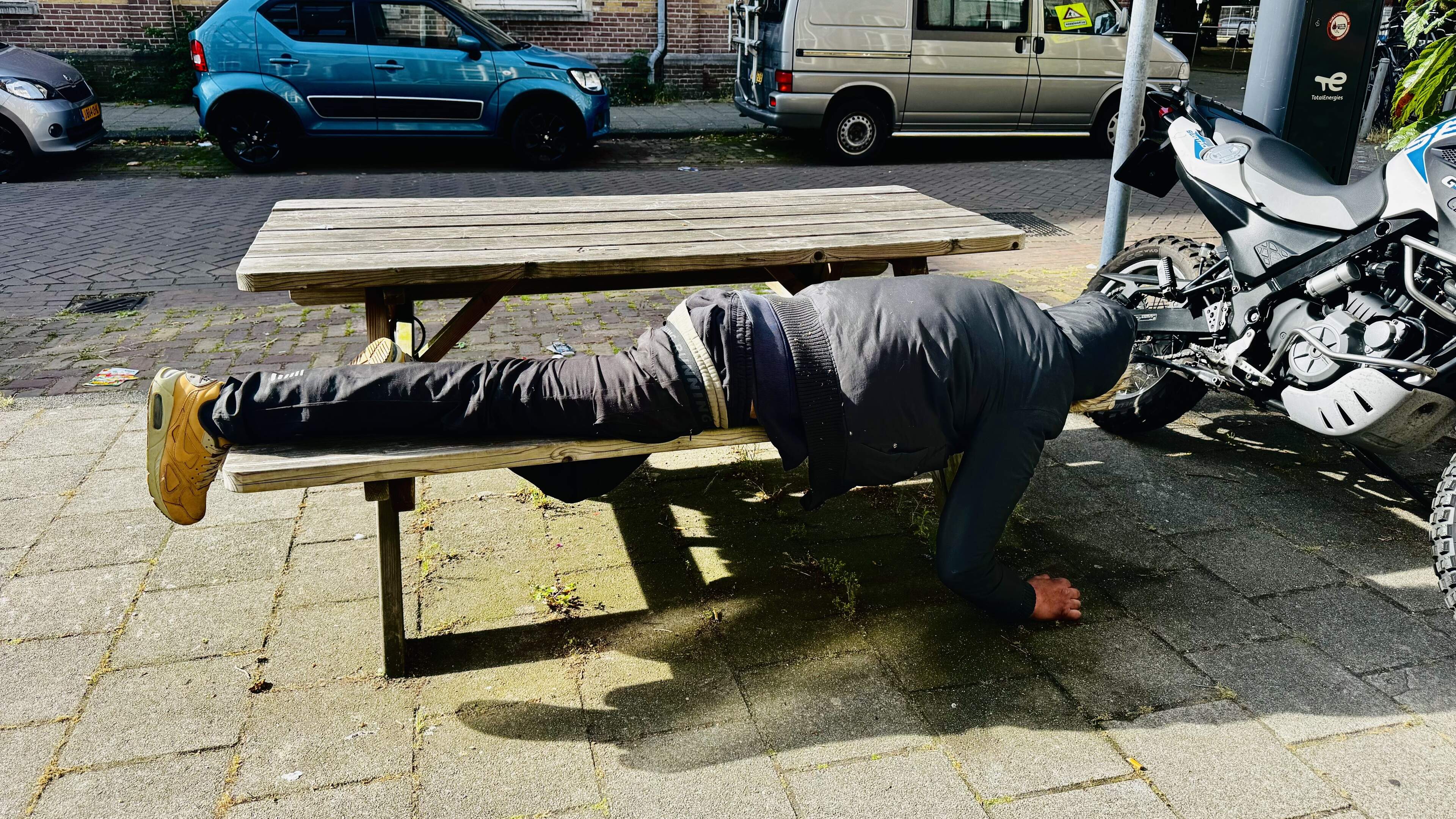 Crackcrisis teistert Amsterdam: ’Junks, naalden, tentjes, wildpoepen; het is overal in de stad’