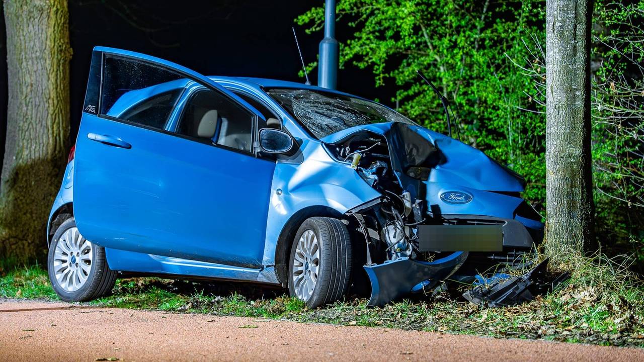 Automobilist zwaargewond bij botsing Vinkel, bewoner haalt hem uit auto