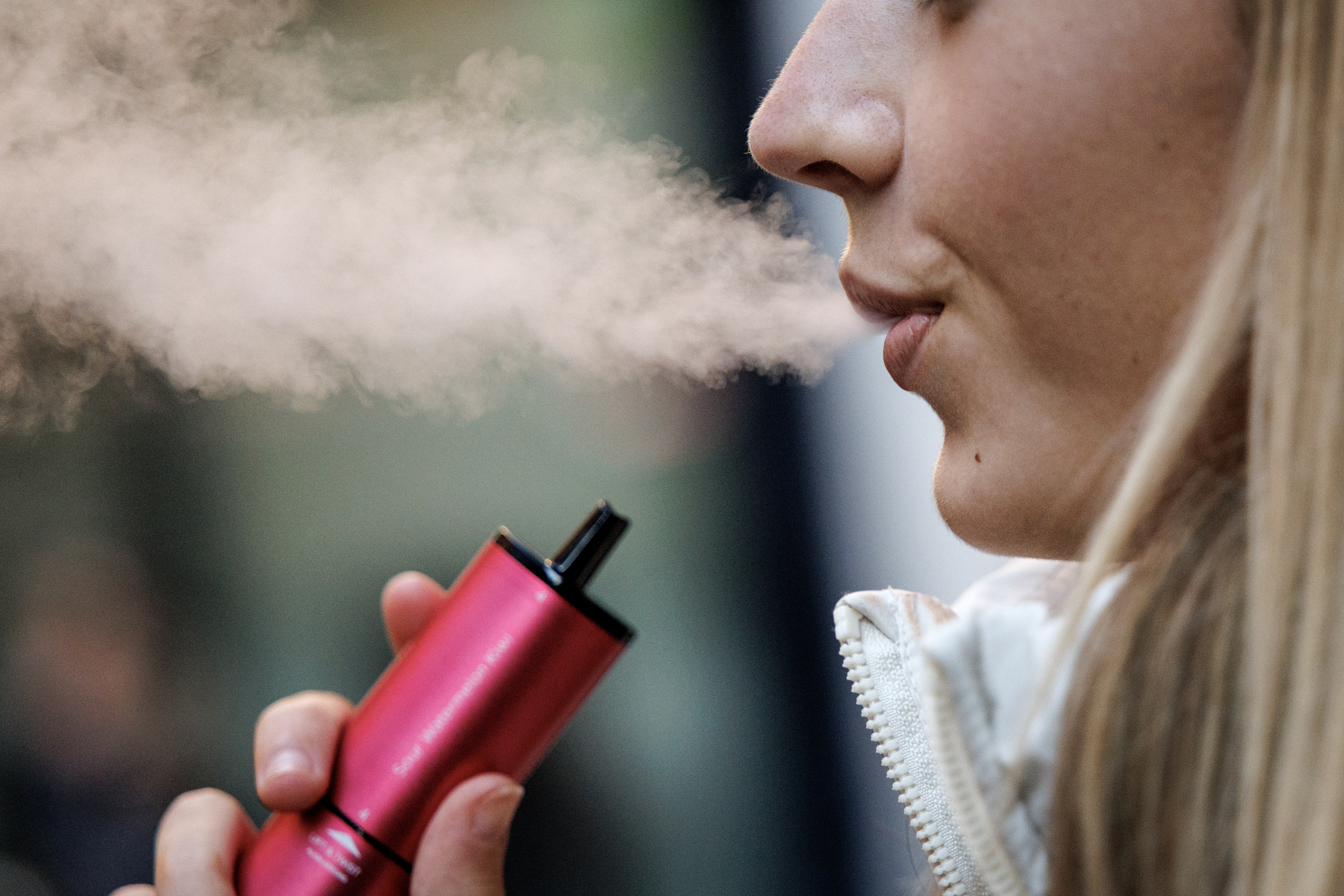 Onderzoeker RIVM vindt dat vapes er saai uit moeten zien: ‘Kleurrijke designs verbieden’