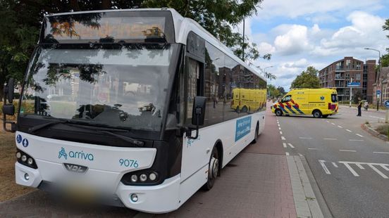 Fietser gewond na botsing met bus