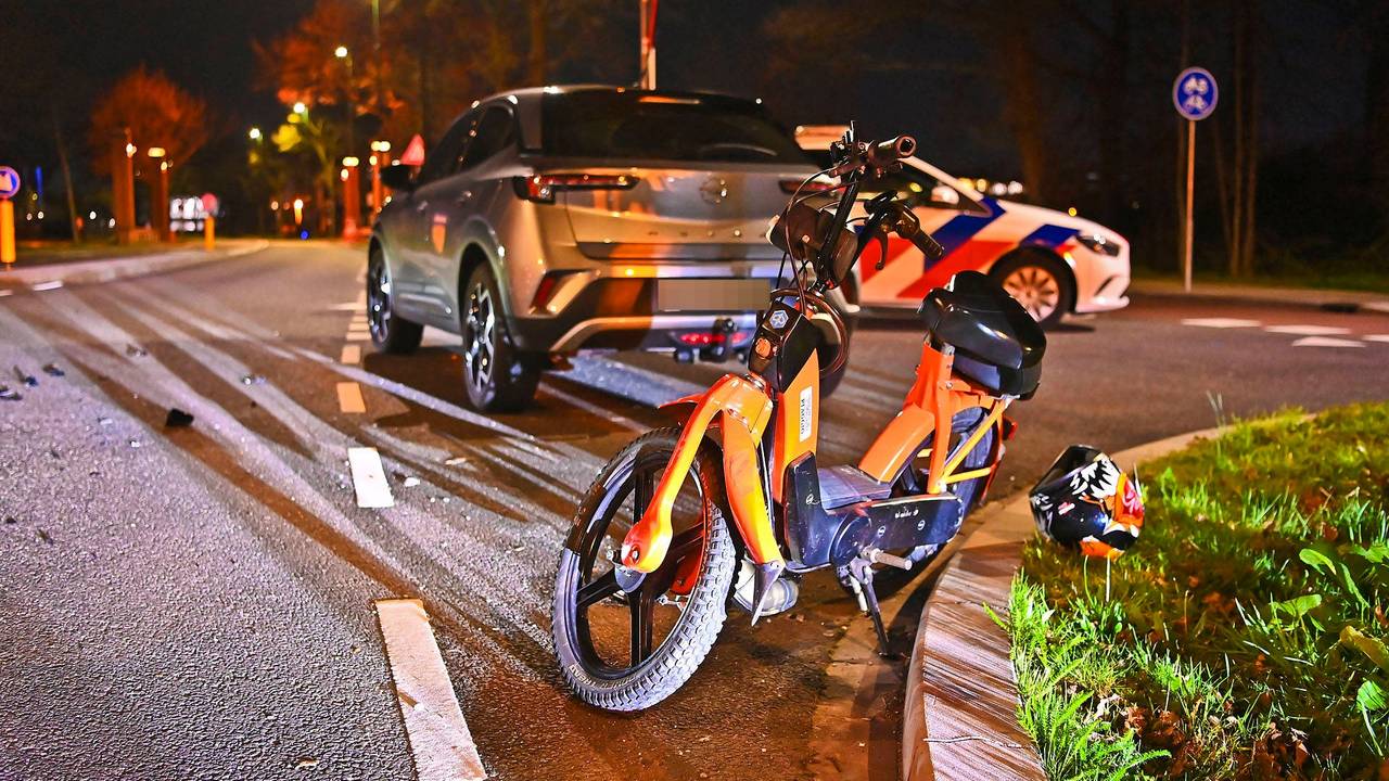 Scooterrijder zwaargewond na aanrijding met auto in Waalre