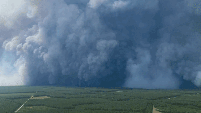 Franse brandweerlieden oog in oog met zeldzame vuurwolk: ’De brand creëert zijn eigen onweer’