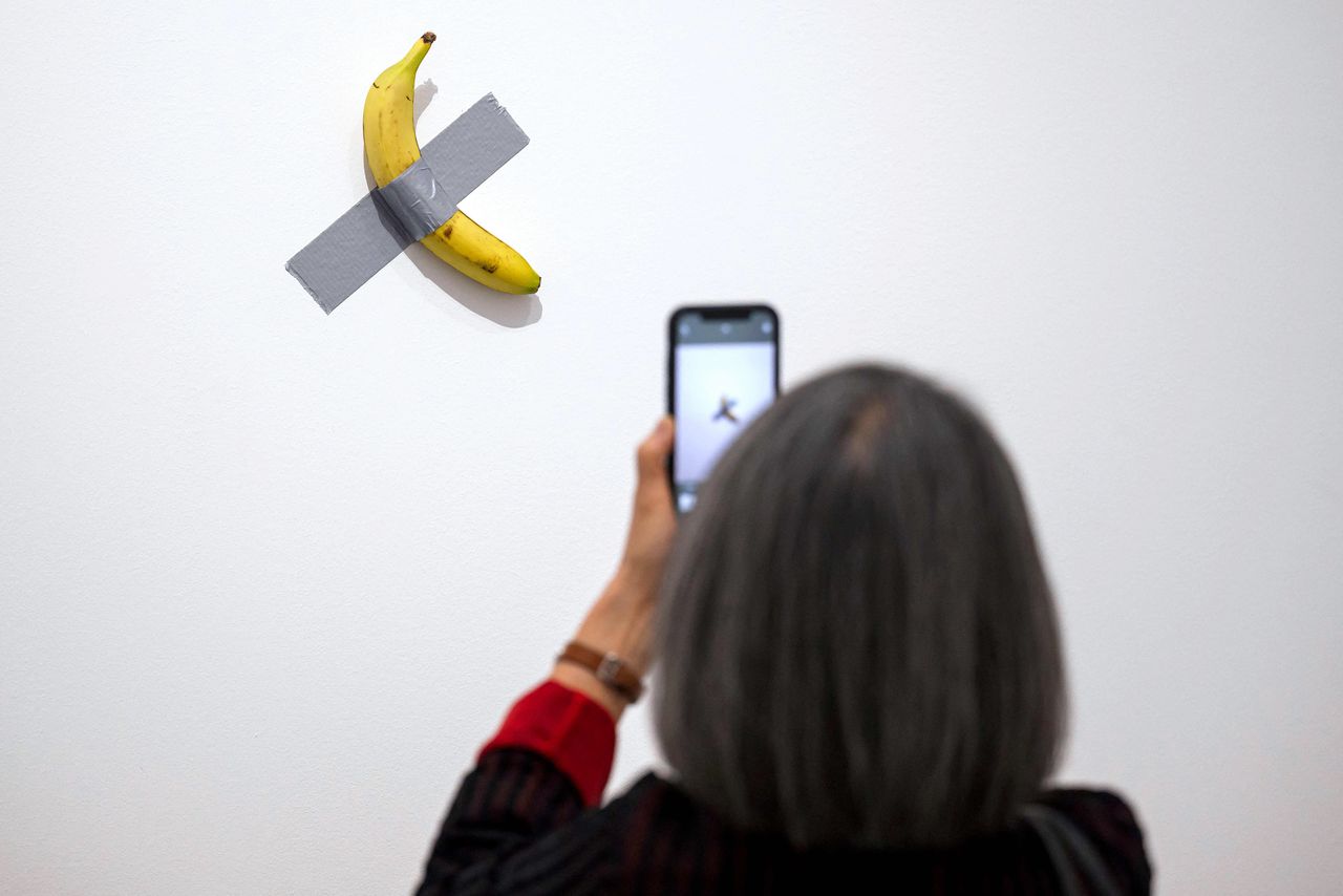 Frans museum doet aangifte: bekende, met tape aan de muur geplakte banaan weer gestolen