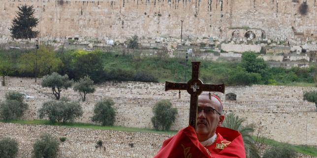 Israeli police prevent Jerusalem's Latin Patriarch from entering Holy Sepulchre on Palm Sunday