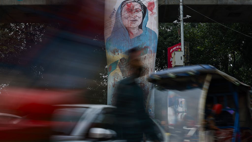 Sheikh Hasina trotseert doodstraf en kondigt terugkeer naar Bangladesh aan
