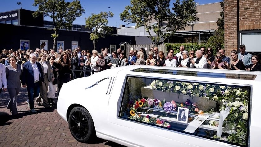 Duizenden mensen applaudisseren luid voor overleden Jade Kops