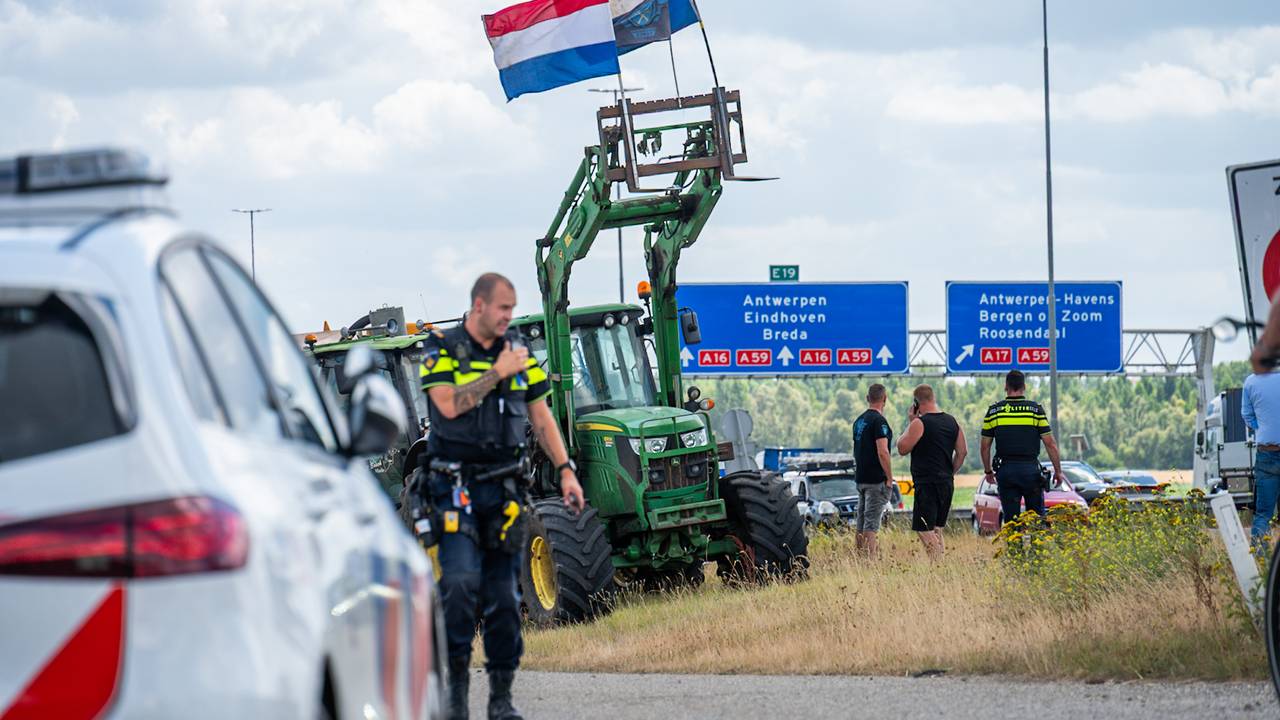 Boeren protesteren langs de A16 en A27 tegen stikstofplannen