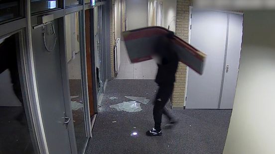 Groep jongens steekt vuurwerk af en jat gymmat in gymzaal Soest